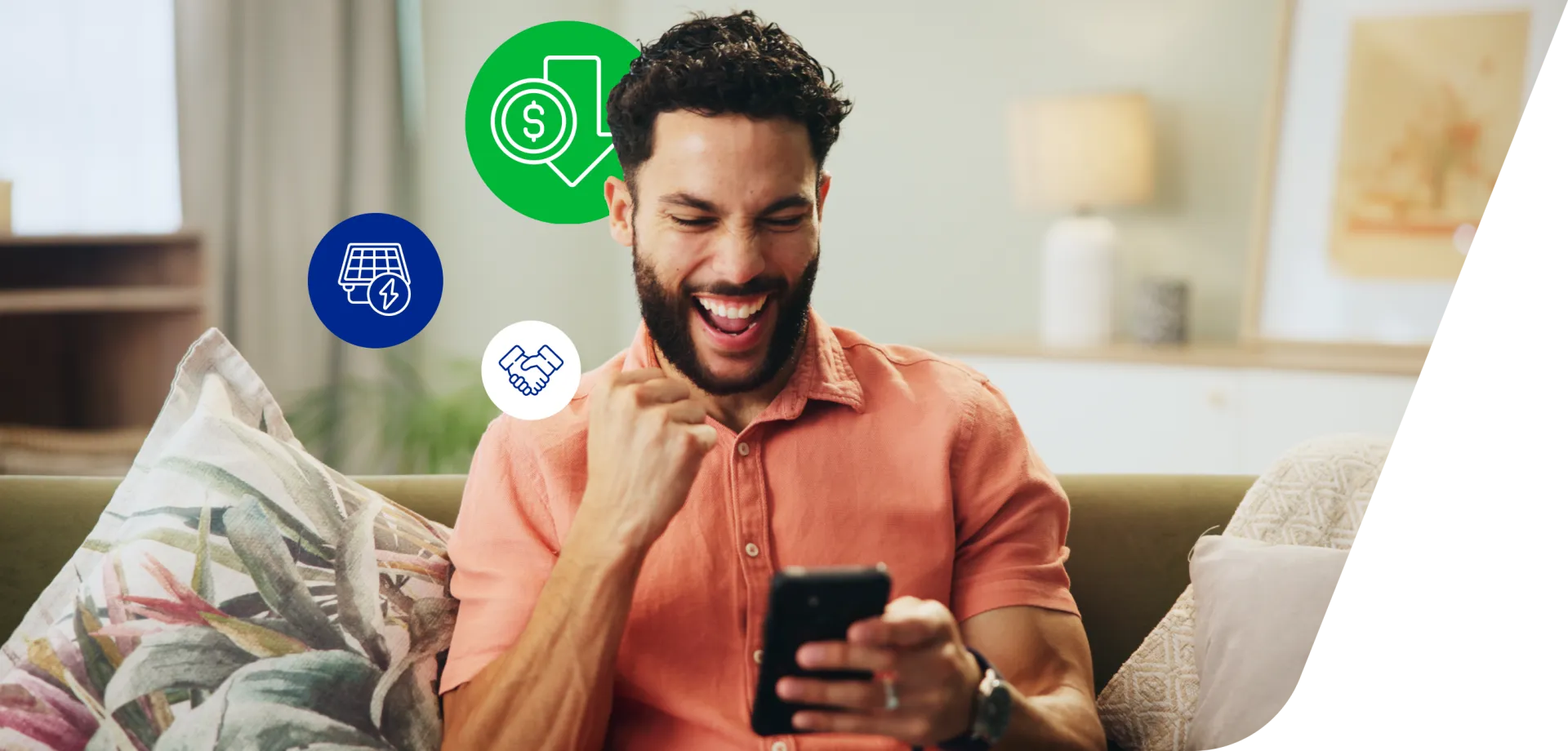 Homem comemorando olhando para o celular